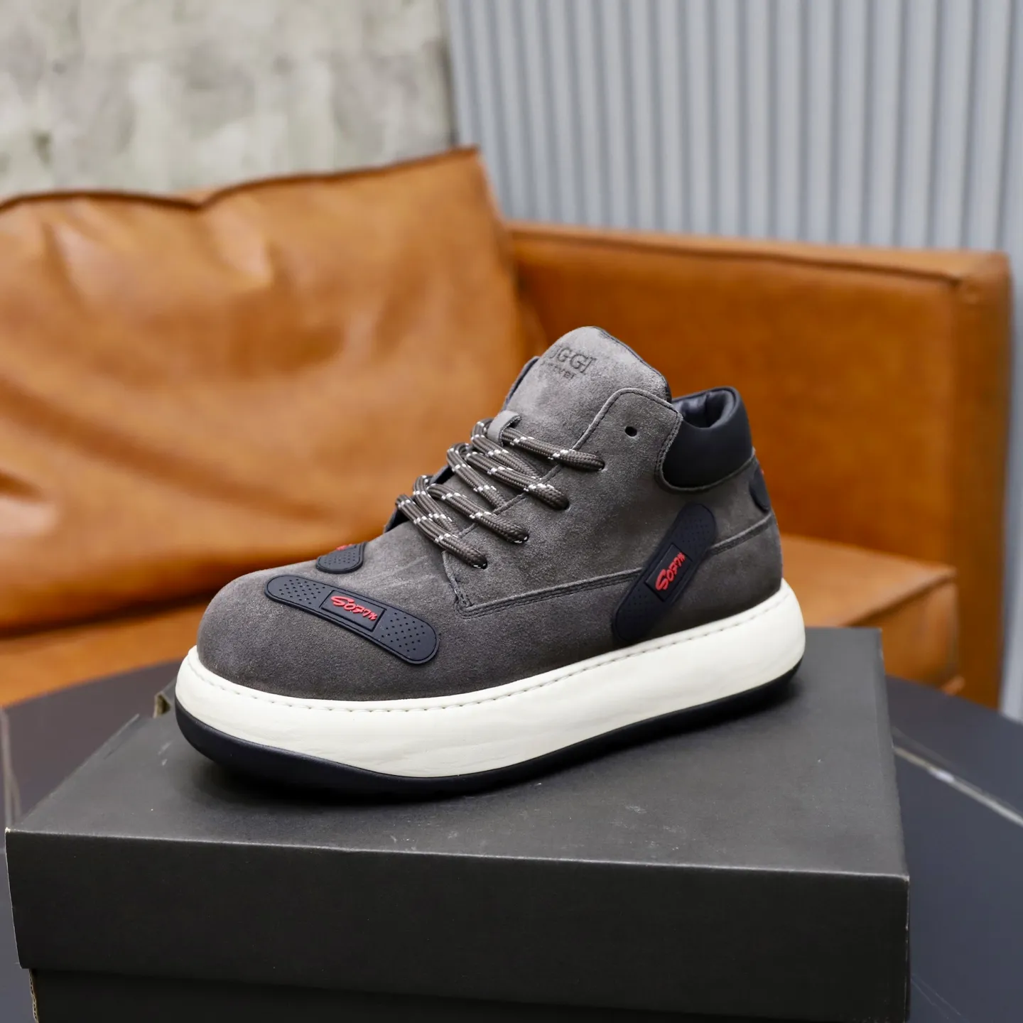 Ex-factory price: 680💰Thick wool imported from Australia Brand: UGG genuine purchase Size: 39-44 Grade: Official website 1:1 Material: First layer of genuine leather waterproof and antifreeze upper Real wool lining Original non-slip soft wear-resistant outsole Style category: Men's casual shoes Trendy style Comfortable on the feet Color: Official website color synchronization